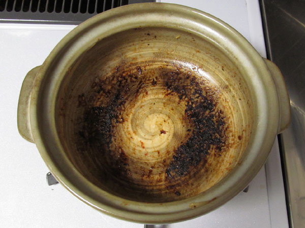 焦げを落とす前の土鍋